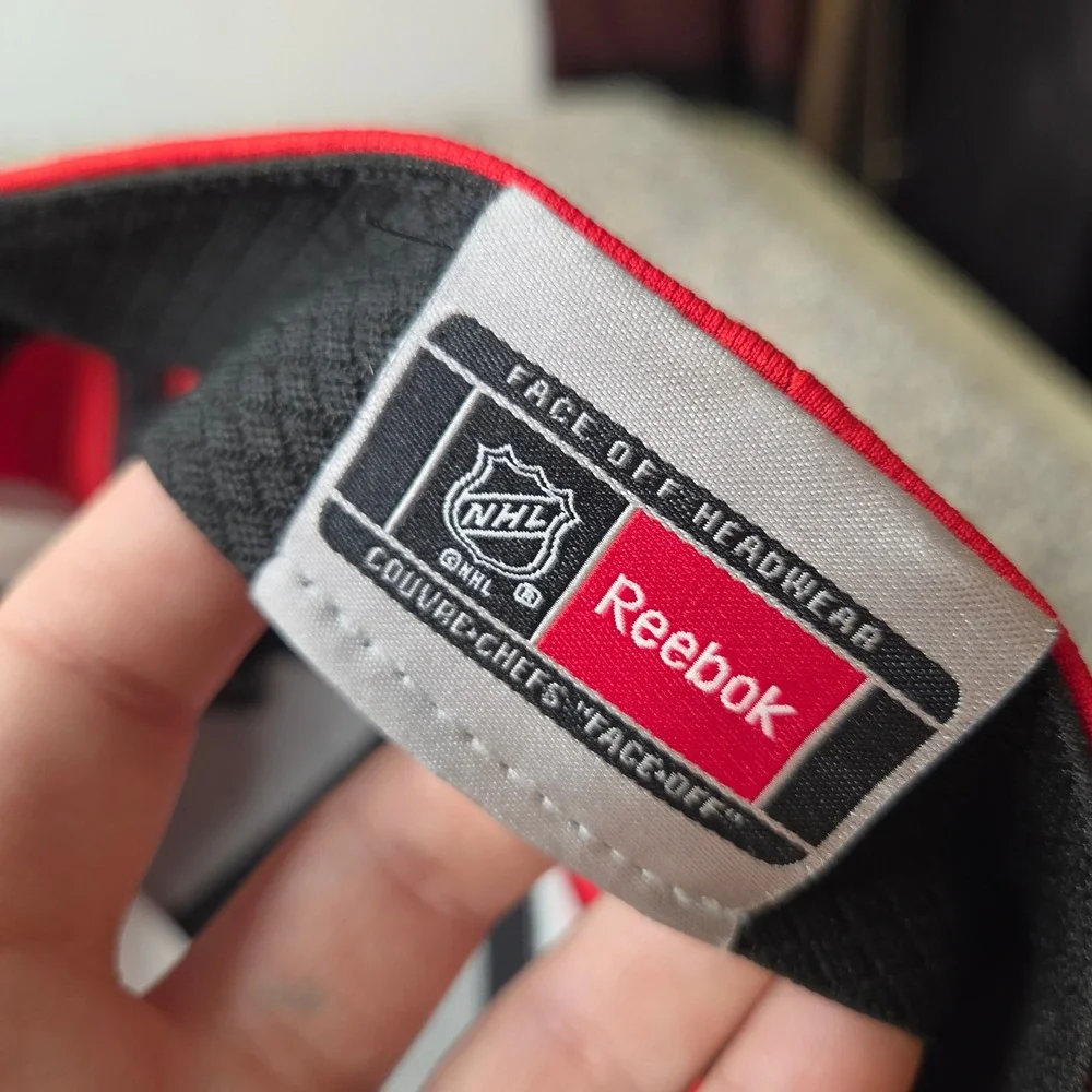 Reebok Chicago Blackhawks NHL Face Off Headwear‎ Stretch Fit Hat Red Black